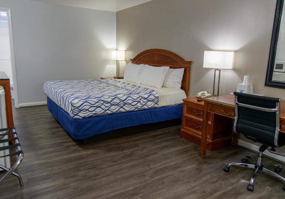King Room - Non-Smoking interior